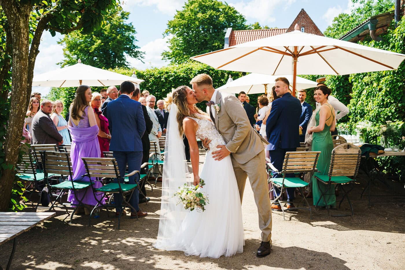 Hochzeit Antik-Hof Bissee Dip and kiss