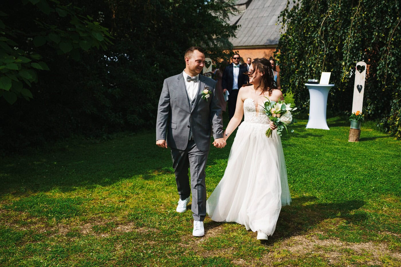 Hochzeit Gut Bossee Auszug Brautpaar